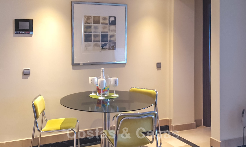 Opportuniteit! Modern appartement te koop op de eerste rij van een frontlijn strand complex met open zeezicht tussen Marbella en Estepona 25526