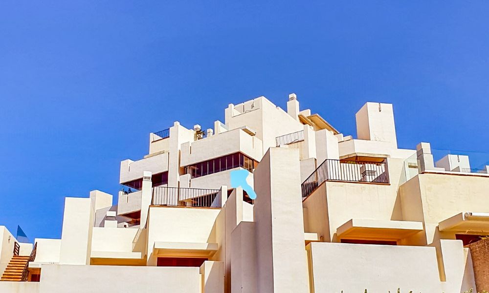 Opportuniteit! Modern appartement te koop op de eerste rij van een frontlijn strand complex met open zeezicht tussen Marbella en Estepona 25527