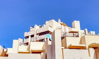 Opportuniteit! Modern appartement te koop op de eerste rij van een frontlijn strand complex met open zeezicht tussen Marbella en Estepona 25527 