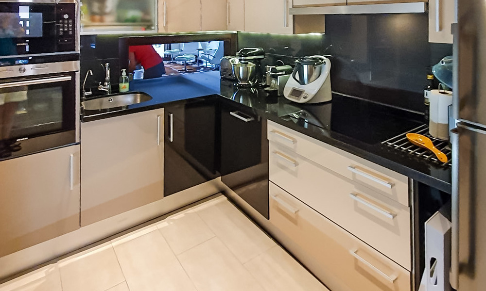 Opportuniteit! Modern appartement te koop op de eerste rij van een frontlijn strand complex met open zeezicht tussen Marbella en Estepona 25529