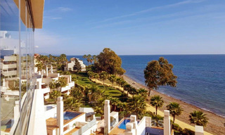 Opportuniteit! Modern appartement te koop op de eerste rij van een frontlijn strand complex met open zeezicht tussen Marbella en Estepona 25531 