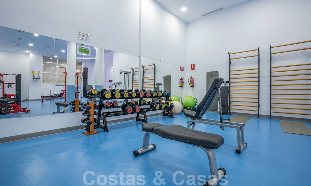 Opportuniteit! Modern appartement te koop op de eerste rij van een frontlijn strand complex met open zeezicht tussen Marbella en Estepona 25540