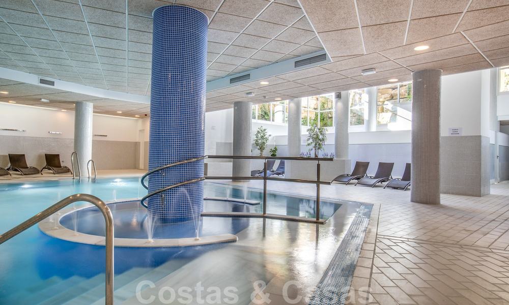 Opportuniteit! Modern appartement te koop op de eerste rij van een frontlijn strand complex met open zeezicht tussen Marbella en Estepona 25542