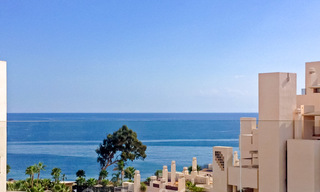 Modern appartement te koop in een eerstelijnsstrand complex met zeezicht tussen Marbella en Estepona 25552 