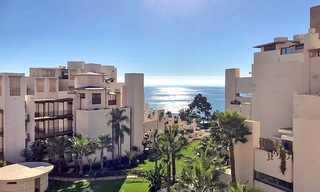 Modern appartement te koop in een eerstelijnsstrand complex met zeezicht tussen Marbella en Estepona 25553 