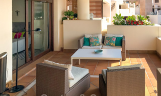 Modern appartement te koop in een eerstelijnsstrand complex met zeezicht tussen Marbella en Estepona 25555 
