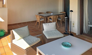 Modern appartement te koop in een eerstelijnsstrand complex met zeezicht tussen Marbella en Estepona 25556 