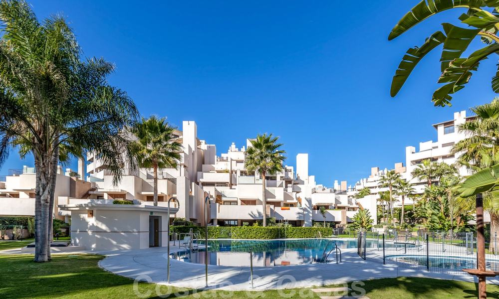Modern appartement te koop in een eerstelijns strand complex met zeezicht tussen Marbella en Estepona 25626