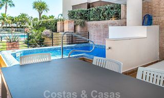 Modern tuinappartement te koop in een eerstelijns strand complex met eigen zwembad tussen Marbella en Estepona 25643 