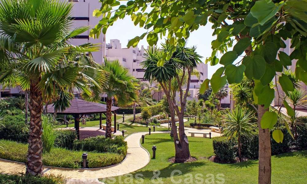 Modern tuinappartement te koop in een eerstelijns strand complex met eigen zwembad tussen Marbella en Estepona 25644