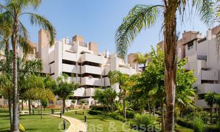 Modern tuinappartement te koop in een eerstelijns strand complex met eigen zwembad tussen Marbella en Estepona 25645 