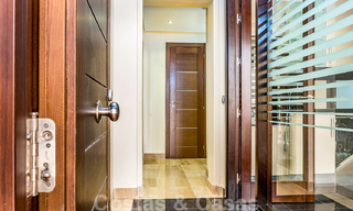 Modern tuinappartement te koop in een eerstelijns strand complex met eigen zwembad tussen Marbella en Estepona 25646 