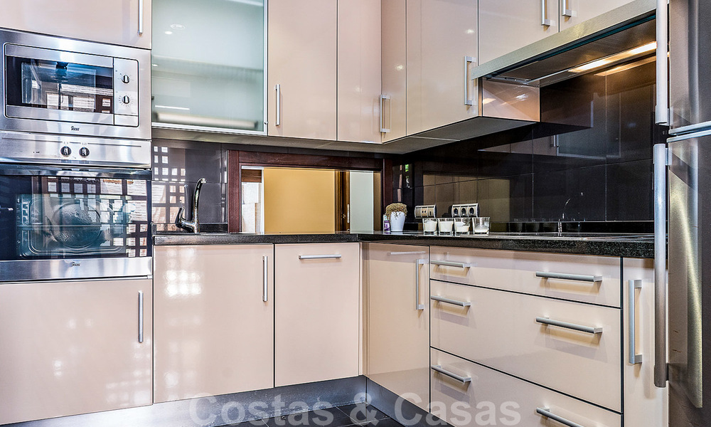 Modern tuinappartement te koop in een eerstelijns strand complex met eigen zwembad tussen Marbella en Estepona 25649