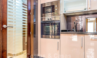 Modern tuinappartement te koop in een eerstelijns strand complex met eigen zwembad tussen Marbella en Estepona 25650 