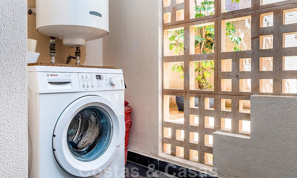 Modern tuinappartement te koop in een eerstelijns strand complex met eigen zwembad tussen Marbella en Estepona 25652