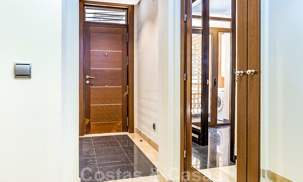 Modern tuinappartement te koop in een eerstelijns strand complex met eigen zwembad tussen Marbella en Estepona 25653