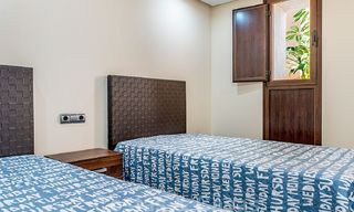 Modern tuinappartement te koop in een eerstelijns strand complex met eigen zwembad tussen Marbella en Estepona 25655 