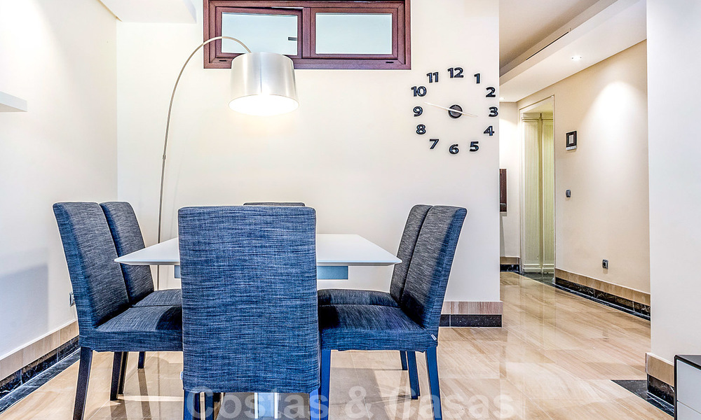 Modern tuinappartement te koop in een eerstelijns strand complex met eigen zwembad tussen Marbella en Estepona 25658