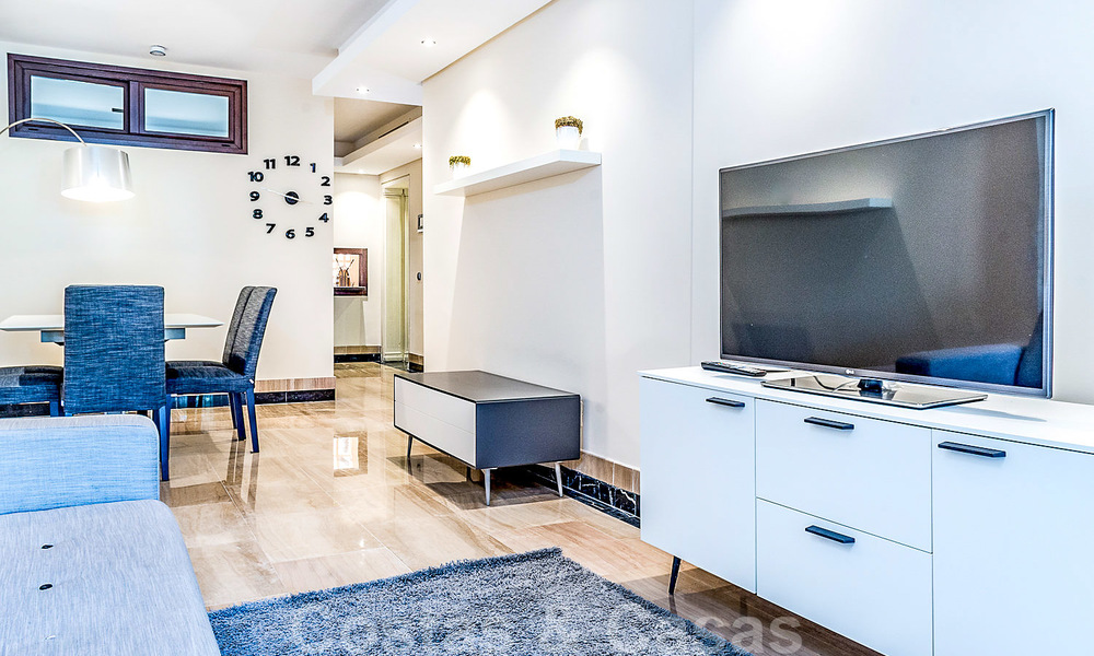 Modern tuinappartement te koop in een eerstelijns strand complex met eigen zwembad tussen Marbella en Estepona 25659