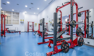 Modern tuinappartement te koop in een eerstelijns strand complex met eigen zwembad tussen Marbella en Estepona 25664 