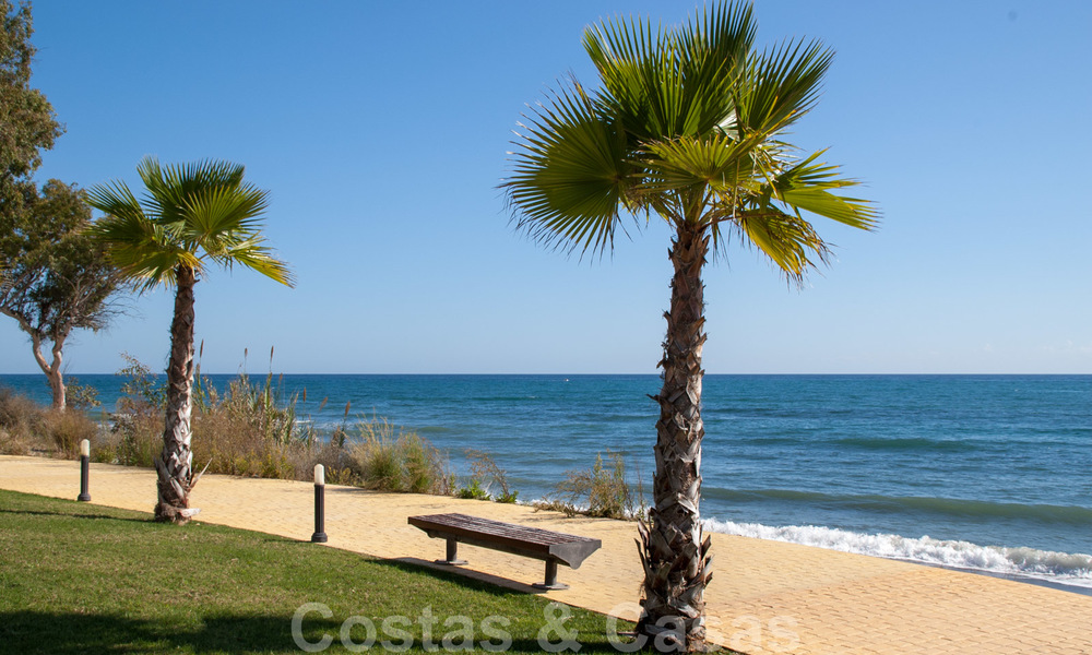 Modern tuinappartement te koop in een eerstelijns strand complex met eigen zwembad tussen Marbella en Estepona 25673