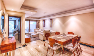 Modern appartement te koop in een eerstelijnstrand complex met eigen zwembad tussen Marbella en Estepona. Grote prijsverlaging! 25674 