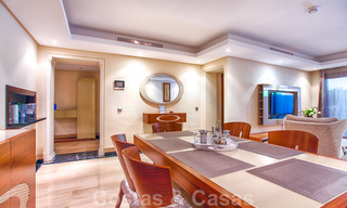 Modern appartement te koop in een eerstelijnstrand complex met eigen zwembad tussen Marbella en Estepona. Grote prijsverlaging! 25675 