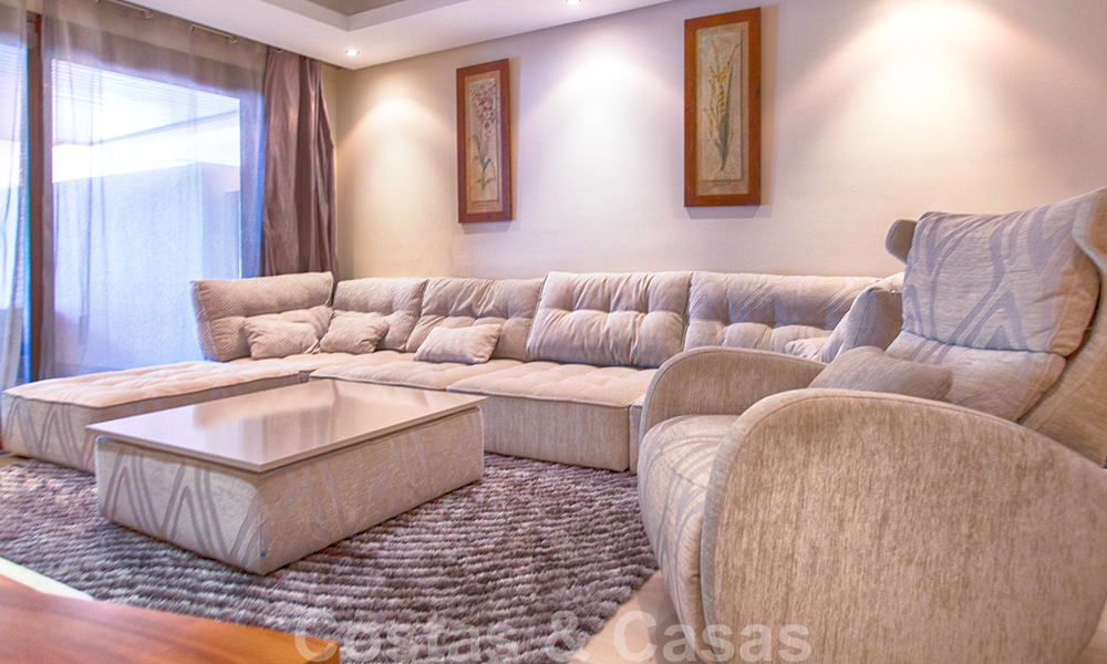 Modern appartement te koop in een eerstelijnstrand complex met eigen zwembad tussen Marbella en Estepona. Grote prijsverlaging! 25676