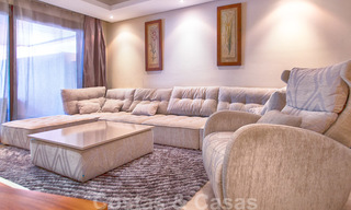 Modern appartement te koop in een eerstelijnstrand complex met eigen zwembad tussen Marbella en Estepona. Grote prijsverlaging! 25676 