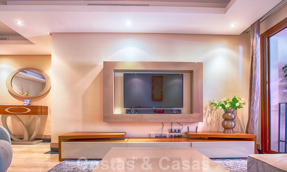 Modern appartement te koop in een eerstelijnstrand complex met eigen zwembad tussen Marbella en Estepona. Grote prijsverlaging! 25678