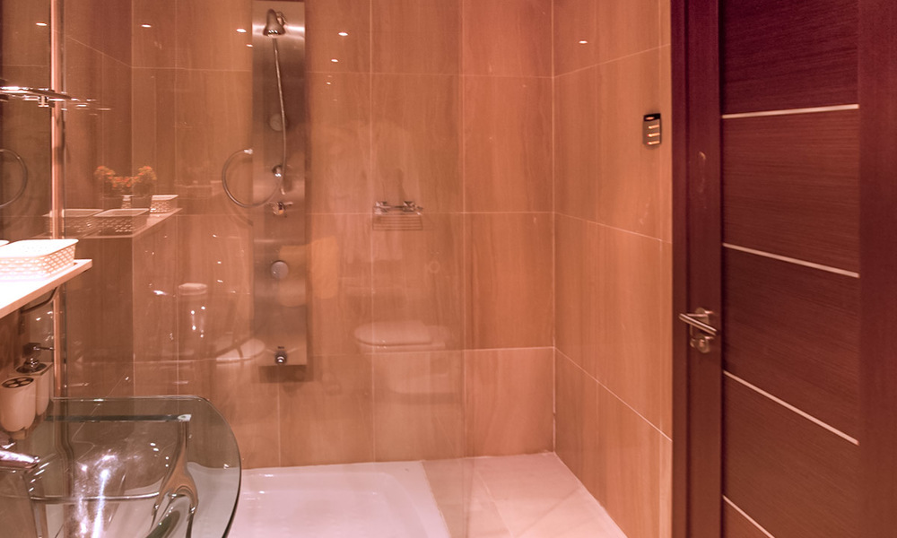 Modern appartement te koop in een eerstelijnstrand complex met eigen zwembad tussen Marbella en Estepona. Grote prijsverlaging! 25682