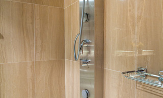 Modern appartement te koop in een eerstelijnstrand complex met eigen zwembad tussen Marbella en Estepona. Grote prijsverlaging! 25683 