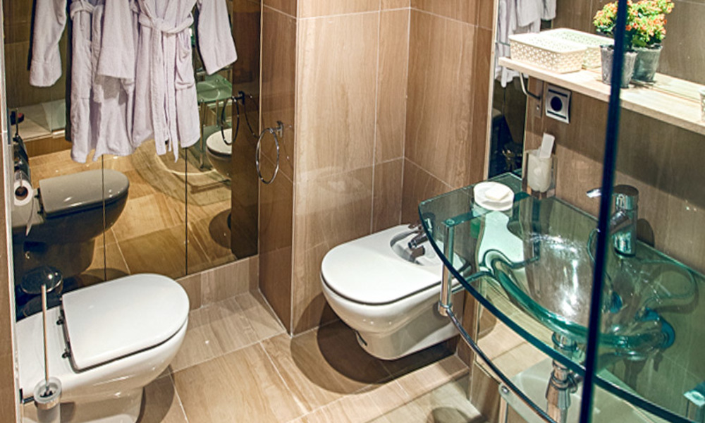 Modern appartement te koop in een eerstelijnstrand complex met eigen zwembad tussen Marbella en Estepona. Grote prijsverlaging! 25684