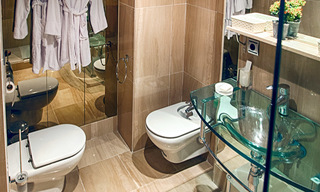 Modern appartement te koop in een eerstelijnstrand complex met eigen zwembad tussen Marbella en Estepona. Grote prijsverlaging! 25684 