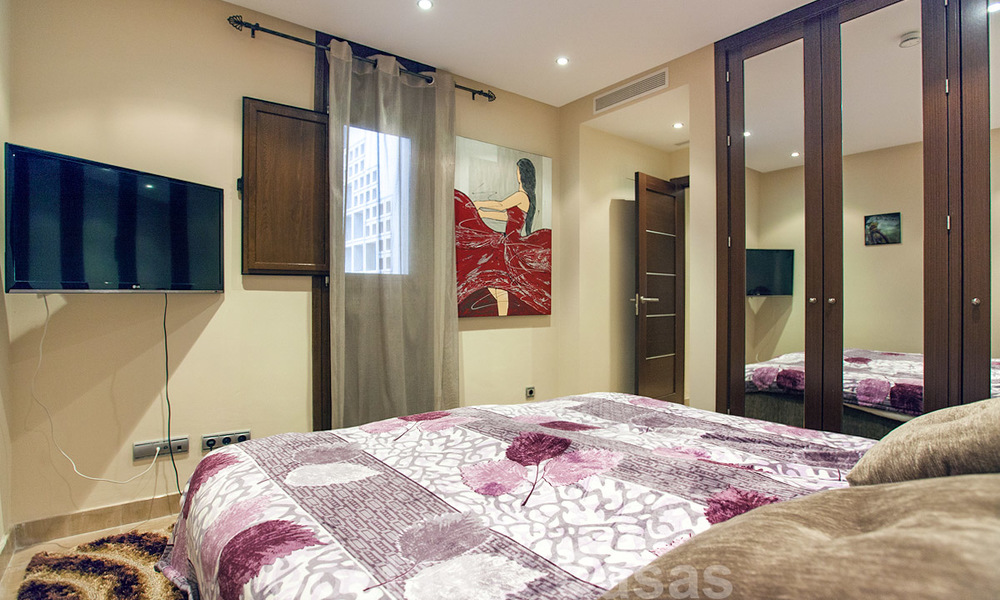 Modern appartement te koop in een eerstelijnstrand complex met eigen zwembad tussen Marbella en Estepona. Grote prijsverlaging! 25686