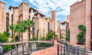 Modern appartement te koop in een eerstelijnstrand complex met eigen zwembad tussen Marbella en Estepona. Grote prijsverlaging! 25688 