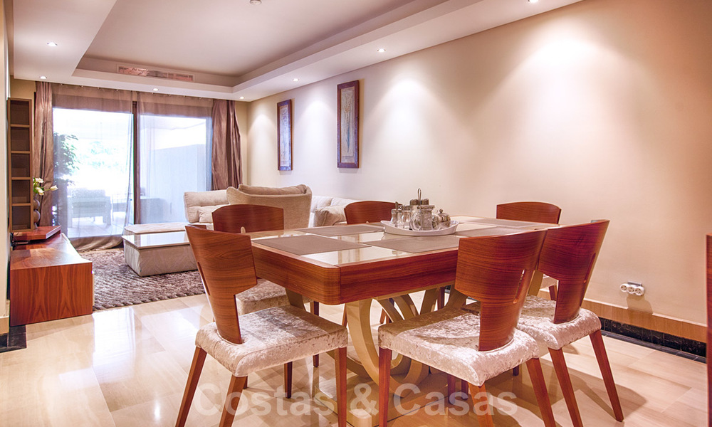 Modern appartement te koop in een eerstelijnstrand complex met eigen zwembad tussen Marbella en Estepona. Grote prijsverlaging! 25692