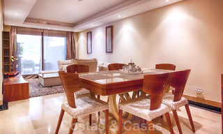 Modern appartement te koop in een eerstelijnstrand complex met eigen zwembad tussen Marbella en Estepona. Grote prijsverlaging! 25692 