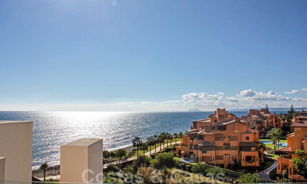 Modern penthouse te koop in een eerstelijnstrand complex met eigen zwembad en panoramisch uitzicht, tussen Marbella en Estepona 25706
