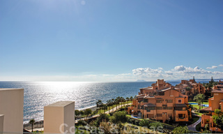 Modern penthouse te koop in een eerstelijnstrand complex met eigen zwembad en panoramisch uitzicht, tussen Marbella en Estepona 25706 