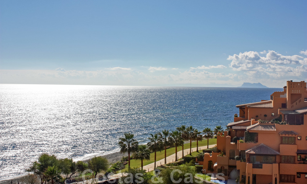 Modern penthouse te koop in een eerstelijnstrand complex met eigen zwembad en panoramisch uitzicht, tussen Marbella en Estepona 25708