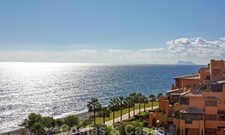 Modern penthouse te koop in een eerstelijnstrand complex met eigen zwembad en panoramisch uitzicht, tussen Marbella en Estepona 25708 
