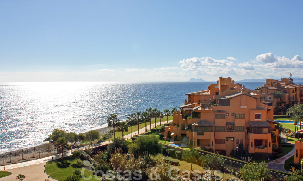 Modern penthouse te koop in een eerstelijnstrand complex met eigen zwembad en panoramisch uitzicht, tussen Marbella en Estepona 25709