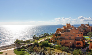 Modern penthouse te koop in een eerstelijnstrand complex met eigen zwembad en panoramisch uitzicht, tussen Marbella en Estepona 25709 