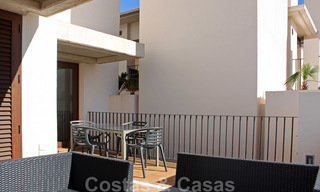 Modern penthouse te koop in een eerstelijnstrand complex met eigen zwembad en panoramisch uitzicht, tussen Marbella en Estepona 25711 