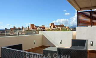 Modern penthouse te koop in een eerstelijnstrand complex met eigen zwembad en panoramisch uitzicht, tussen Marbella en Estepona 25712 