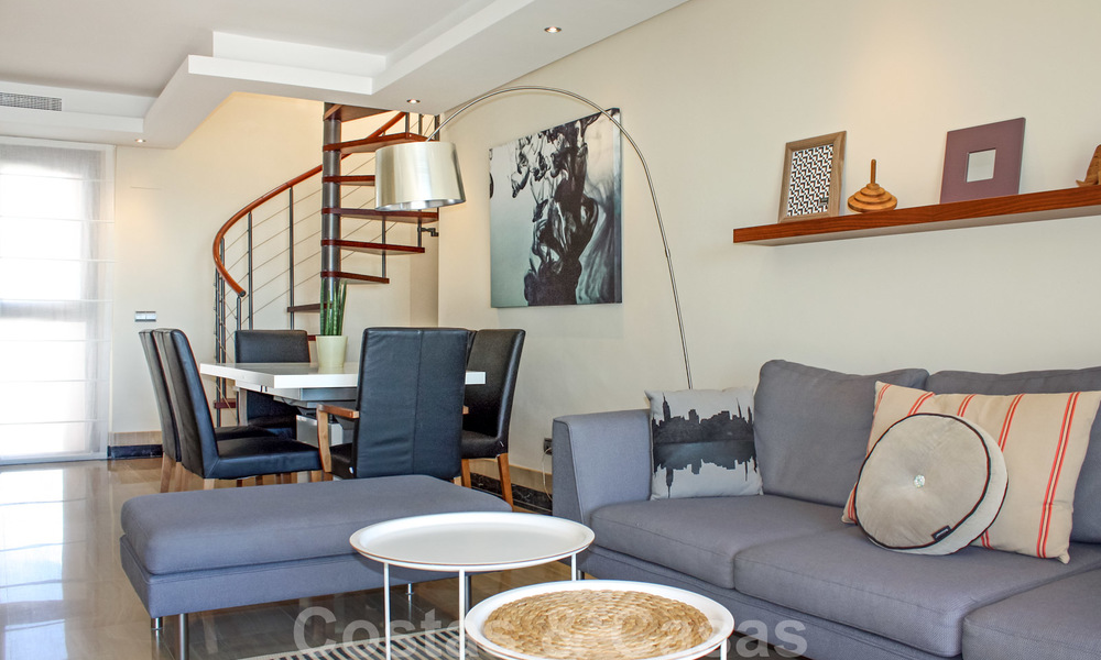 Modern penthouse te koop in een eerstelijnstrand complex met eigen zwembad en panoramisch uitzicht, tussen Marbella en Estepona 25714