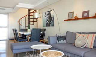 Modern penthouse te koop in een eerstelijnstrand complex met eigen zwembad en panoramisch uitzicht, tussen Marbella en Estepona 25714 