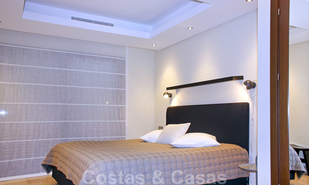 Modern penthouse te koop in een eerstelijnstrand complex met eigen zwembad en panoramisch uitzicht, tussen Marbella en Estepona 25715