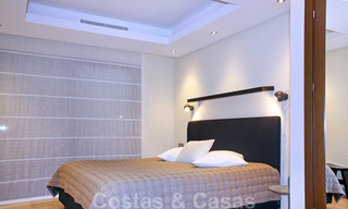 Modern penthouse te koop in een eerstelijnstrand complex met eigen zwembad en panoramisch uitzicht, tussen Marbella en Estepona 25715 